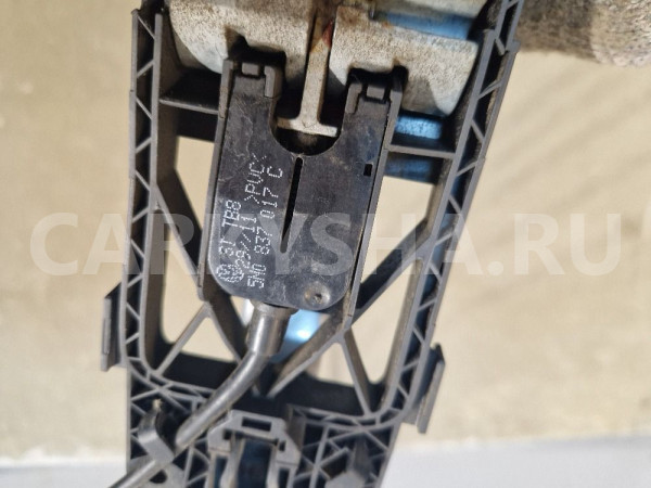 Ручка передней левой двери с кронштейном Vw Polo Volkswagen Polo оригинальный номер 5N0837885H