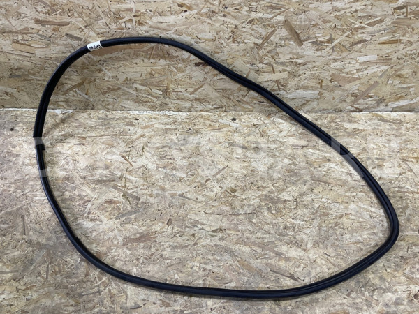 Уплотнитель двери задний правый Toyota Highlander IV (U70) оригинальный номер 62331-0E080